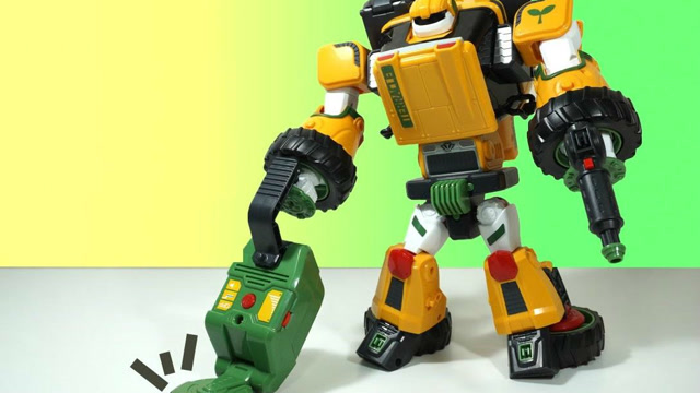 托宝兄弟机器人玩具还原小汽车造型