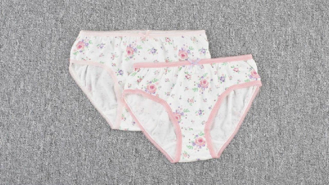 女士内裤这么折叠,比银行卡还小,卫生不占空间