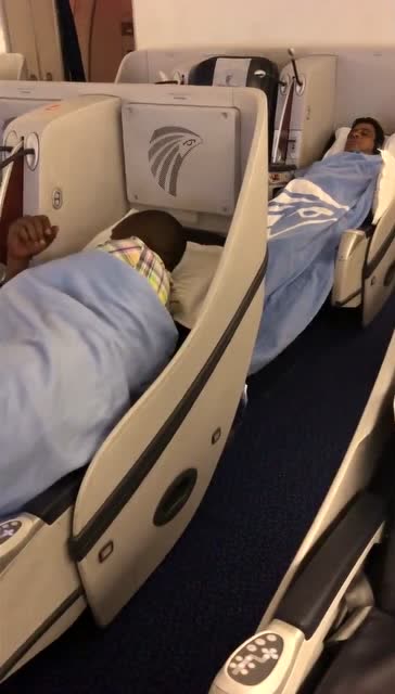 终于看到有卧铺的飞机了,还是你们会享受!