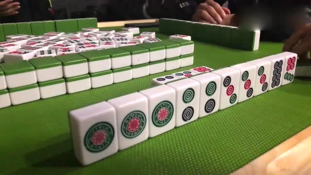 麻将:按道理来说摸个二筒,一般人都会出了,只能说小伙厉害