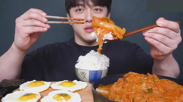 韩国吃货小哥,吃炖泡菜,煎蛋,配米饭,这大口吃的太香了