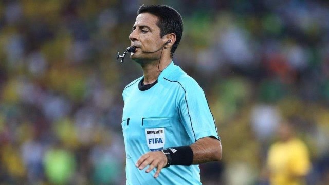 欺负人!黑哨裁判获亚洲金哨奖,现场还抹黑中国男足!