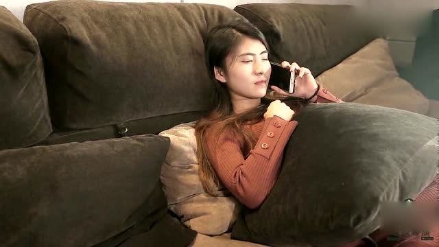 美女在家睡觉,接到骗子电话,无聊的她和骗子周旋气晕骗子!