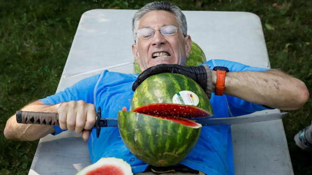 美国大哥在肚皮上切西瓜,一眨眼切一个,属实佩服!