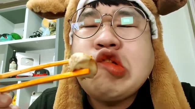 韩国大胃王小胖,吃火鸡面和肉肉,网友:很丑很温柔
