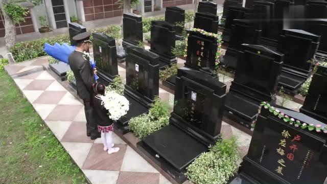 蓝妞第一次看见妈妈的墓时直接哭了让人心酸