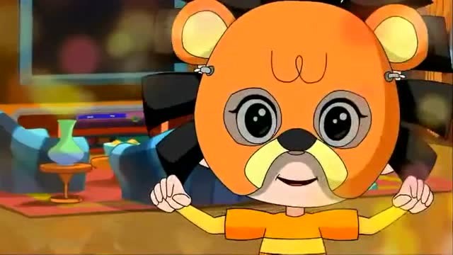 大头儿子戴上狮子面具,小猪仔有点害怕了!