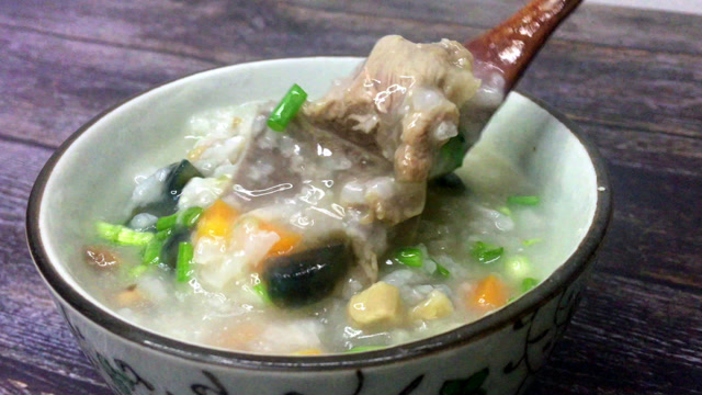 升级电饭煲皮蛋瘦肉排骨粥,配料详细,入口浓香无腥味,一看就会