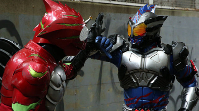 假面骑士amazons,鹰山仁与千翼的对战,老仁被儿子打的吃瘪了