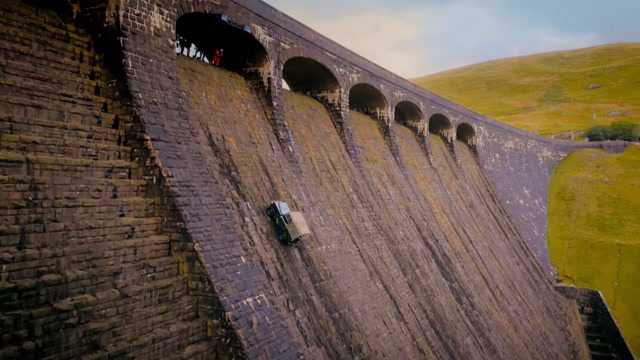 挖掘机通过性最好?路虎挑战倾斜90度的坡,网友:司机真胆大!