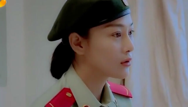 张馨予受伤忍痛不说,还说没事呢 教官满脸心疼