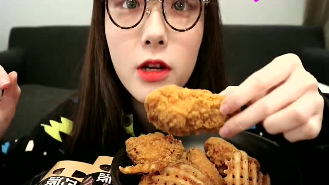 看阿尤吃饭就是过瘾!为啥都吃不胖呢?真羡慕啊!