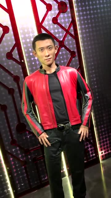张一山蜡像做得太逼真了,很有气质!