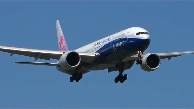 近距离拍摄中华航空波音777客机降落墨尔本机场