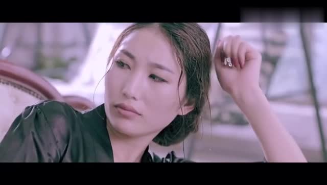 男子和美女互换了灵魂,男子趁机接近女闺蜜!