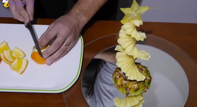 教你用菠萝雕刻圣诞树,五星级酒店经常这样摆盘,一起来见识下