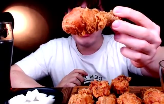 小哥哥又吃炸鸡腿了,天天吃都不腻,咔滋咔滋的声音受不了!
