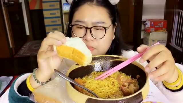 胖妞吃播:小妹妹吃辛拉面,还有自制三明治,看起来好棒!