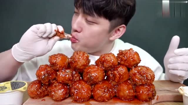 韩国吃货小哥,吃酱香炸鸡腿,配上冰可乐,一口咬下去吃的真享受
