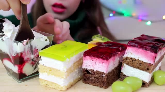 国外女吃货,吃水果挞,黑森林松露蛋糕杯,猕猴桃蛋糕,黑莓蛋糕