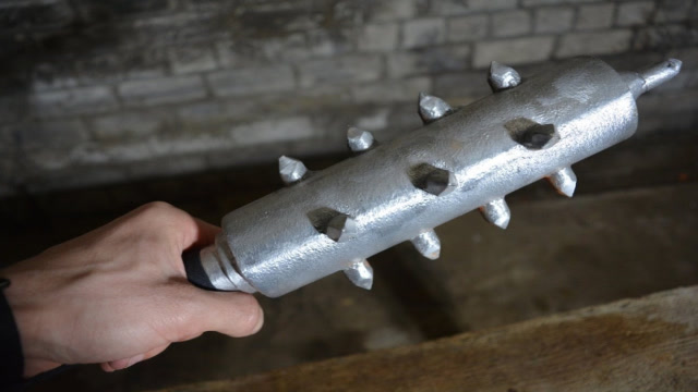 老外展示用土法制造金属狼牙棒,成品试用一下太厉害了!