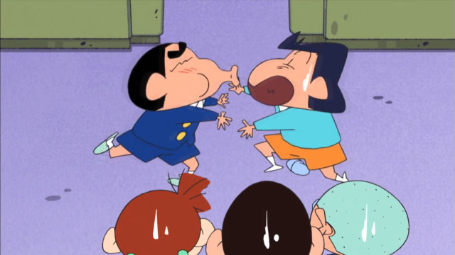 小新和风间拥抱,竟然伸出长嘴巴要亲亲,风间实在忍不了了