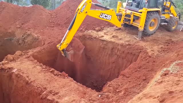 挖掘机挖土打坑,挖这么深,二狗子是怎么做到的