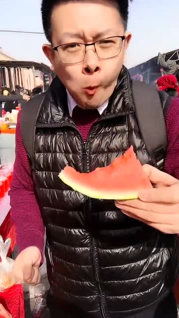 零下十五度的天气吃大西瓜小伙子你的牙齿能受得了吗