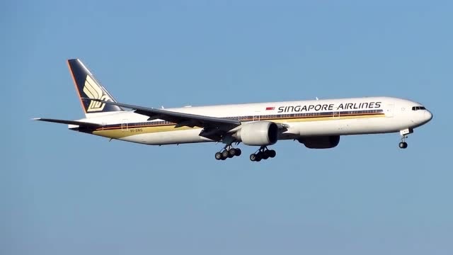 新加坡航空波音777大型客机降落米兰马尔本萨机场