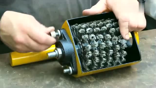 牛人自制的角磨切割机,别看它外观小,但它功能可不小呢!