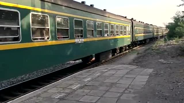 本务df4d0157yz25b车厢的6437次列车从丰台区大灰厂站发车