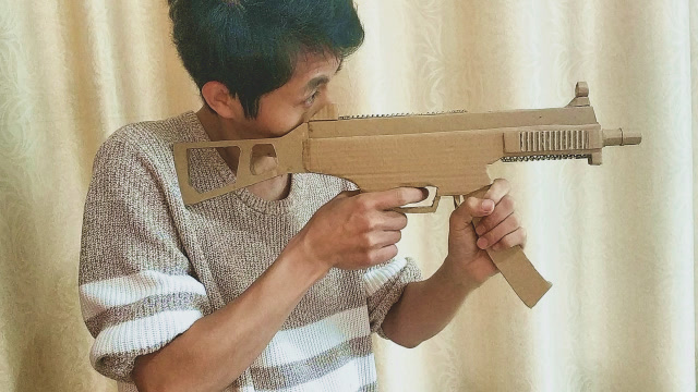 废纸板不要扔,手工达人教你制作《绝地求生》ump9冲锋枪玩具模型