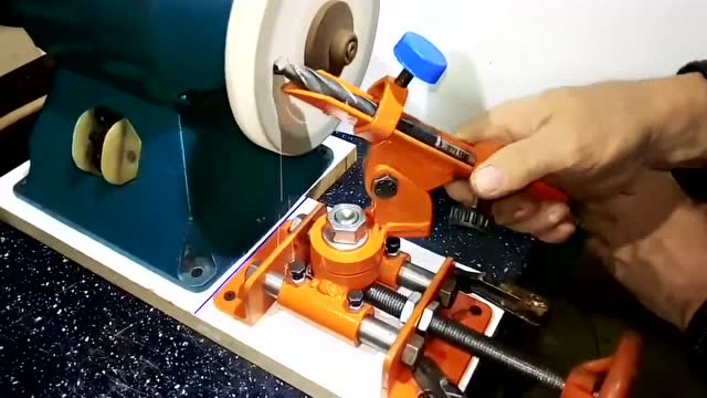 外国牛人制作的磨钻头神器,这机器的工作效率看着不错,真厉害!