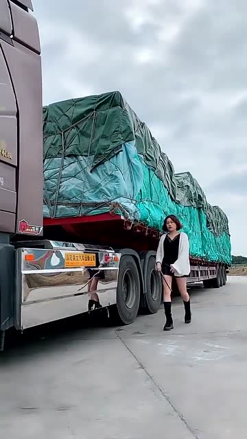 这真叫个女汉子,服务区的休息一下,查看一下准备出发啦.