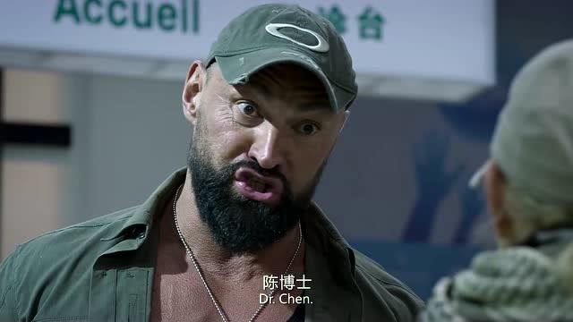 战狼2:女雇佣兵杀了陈博士,壮汉气急败坏的表情太逗了