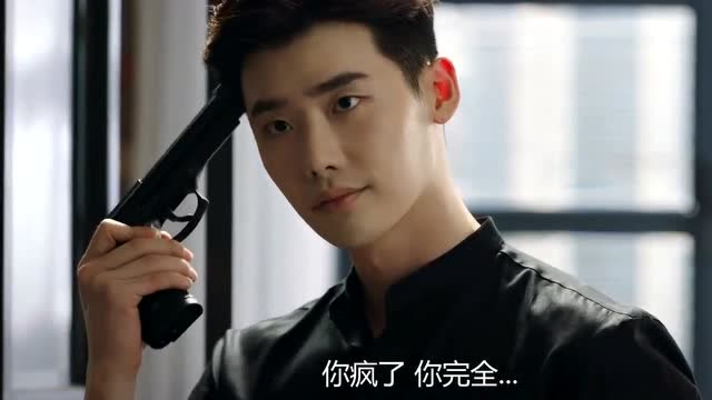 姜哲真的开枪了?子弹穿过女主打上玻璃的?