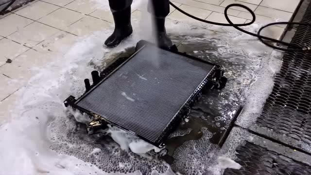 10年没清洗的汽车散热器有多脏,不用高压水枪可洗不干净