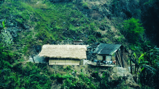 贵州深山发现一神秘茅草屋,无人机拍到茅草屋后面的一幕,真意外!
