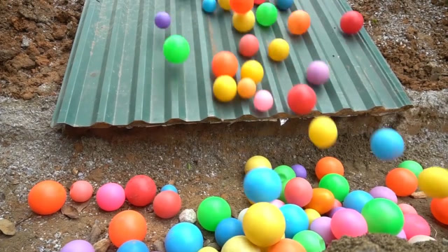 从上面落下来好多的彩色小球,滚得到处都是,不知道要干嘛呢!