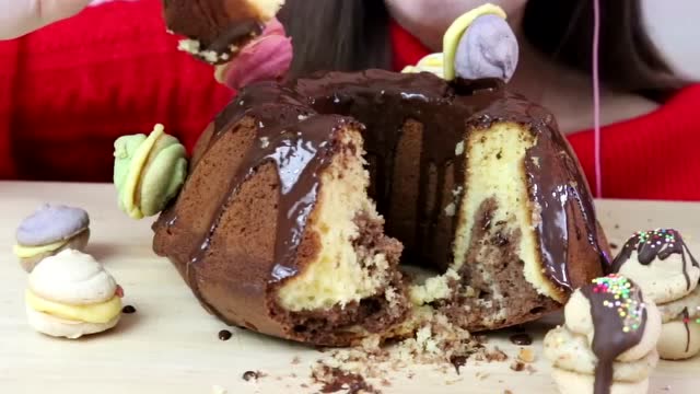 国外女吃货吃马卡龙巧克力蛋糕,马卡龙,可可曲奇,发出咀嚼声