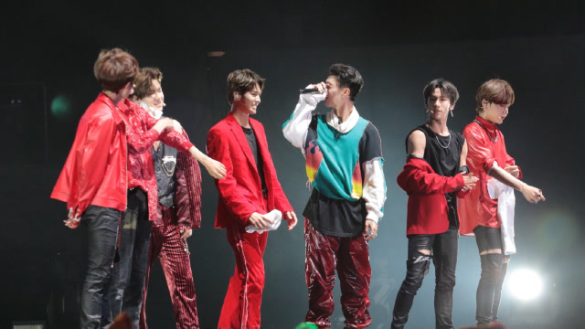 乐华七子二巡香港站,next合体表演歌曲《excuses借口》!