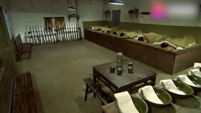 八路军夜袭机场乘鬼子熟睡一刀抹喉真是过瘾