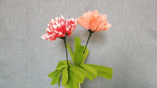 用皱纹纸制作一束君子兰,简单美丽,用来装饰美美的