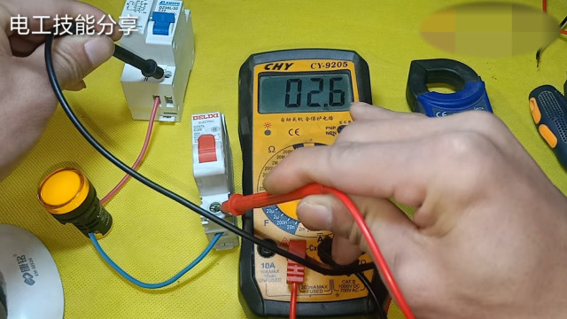 数字万用表测量电流时方法