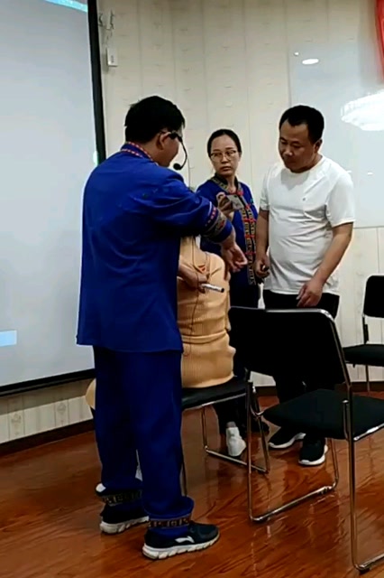 吴斌瑶医正骨柔性正骨手法治疗颈肩疼痛学员实操手法演示神奇效果