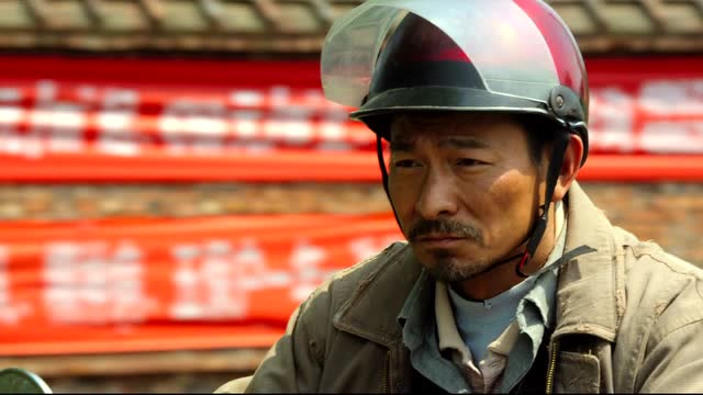 雷泽宽骑摩托上高速寻找自己的儿子,被交警拦下!