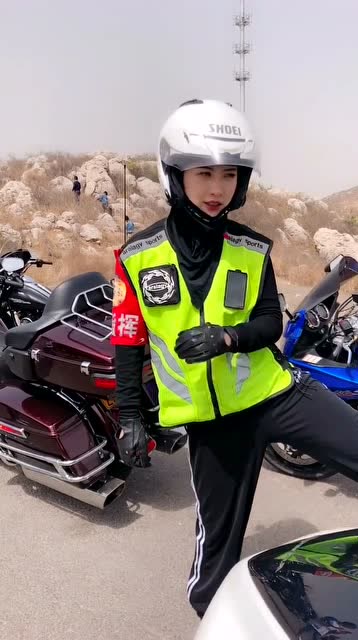 这就是你们喜欢的安全官小姐姐,一路骑行到西藏,太厉害了