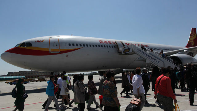 明明离飞机起飞的时间还有40分钟,为什么就不让迟到的乘客登机了?