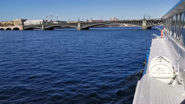 俄罗斯母亲河涅瓦河游船上所见景致