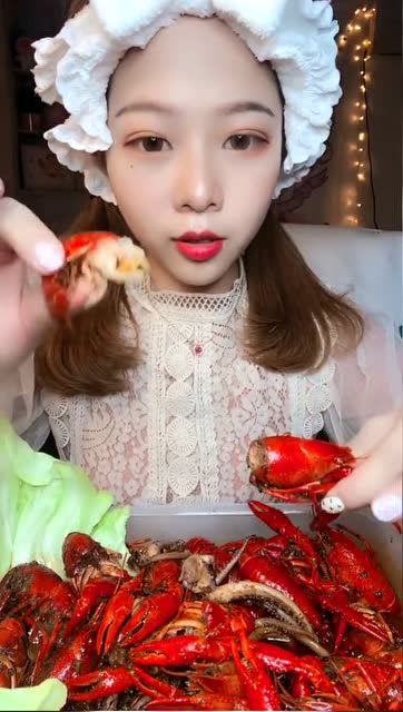小姐姐吃小龙虾,吃相看起来好淑女,网友:关键是长得很好看